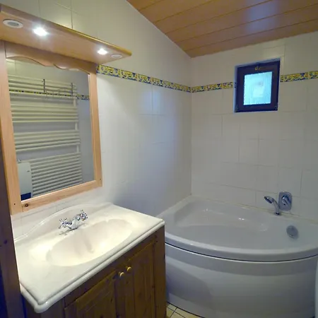 Sunny Cottage With Pool Semesterbostad
