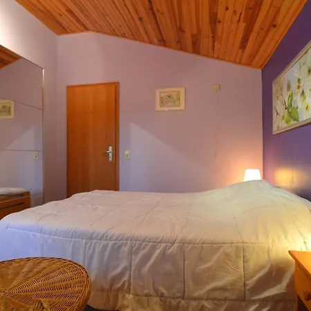 Holiday home Quaint Holiday Home With Heated Indoor Pool *