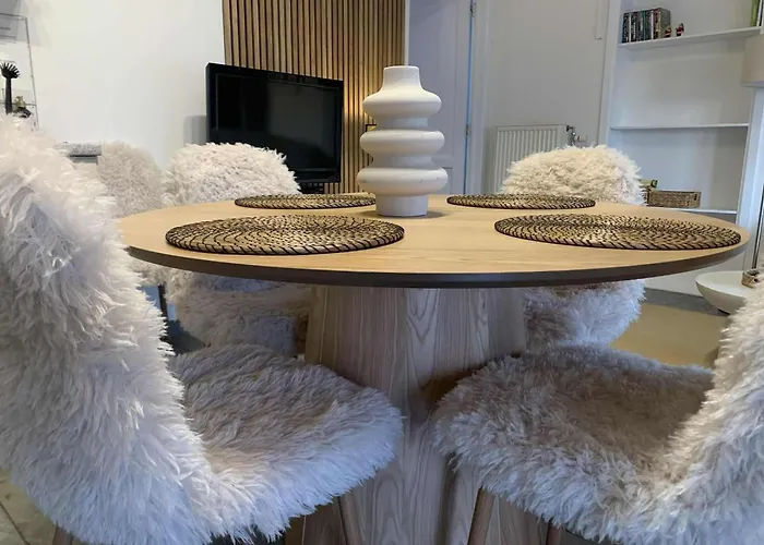 Sunny Cottage With Pool